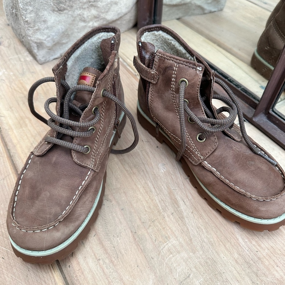Kids camper boots. Size 4 / eu 35.  stylish classy. Comfey.